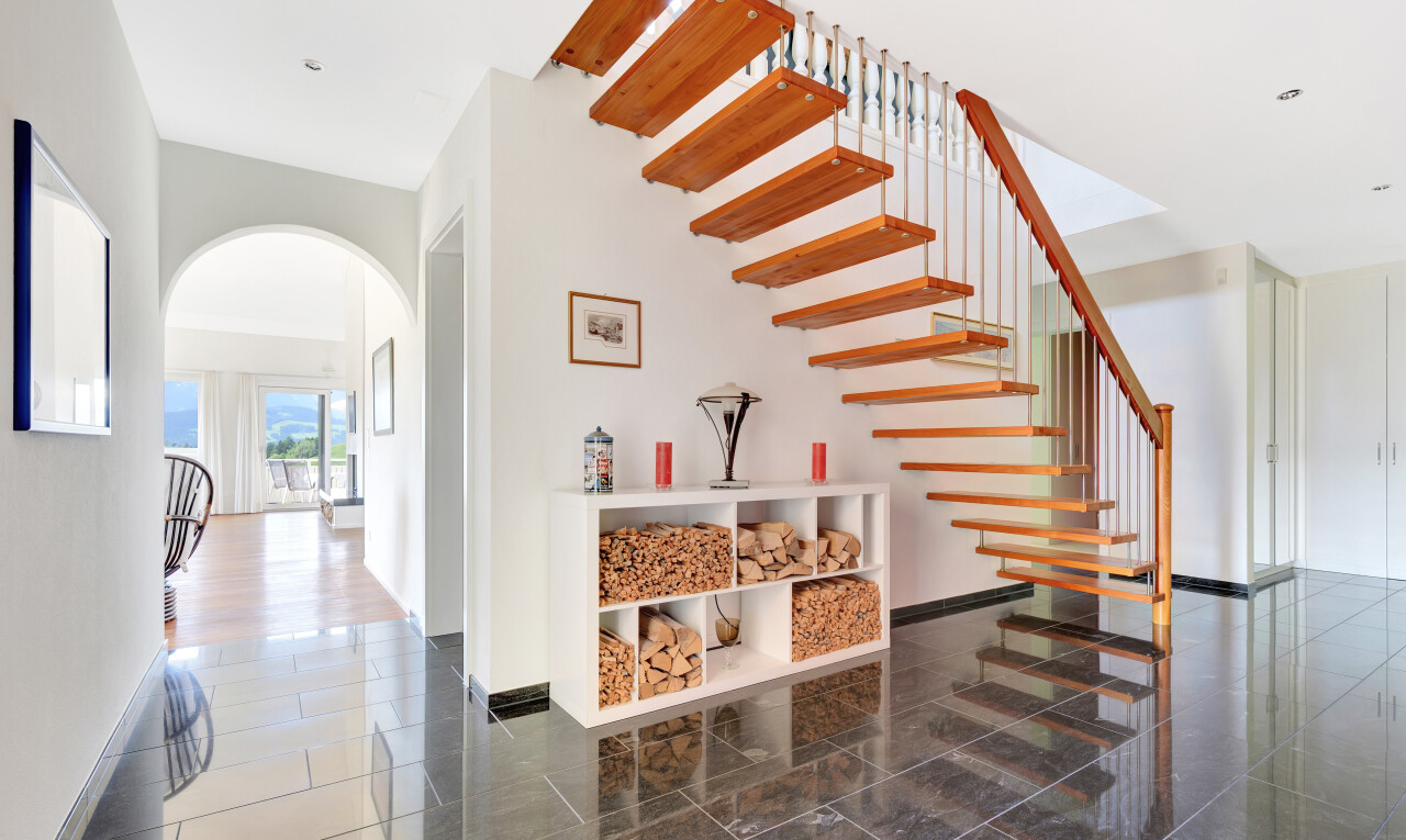 treppe mit gewölbte gehwege, inside property, drywall, gipskartonwand, und natural light