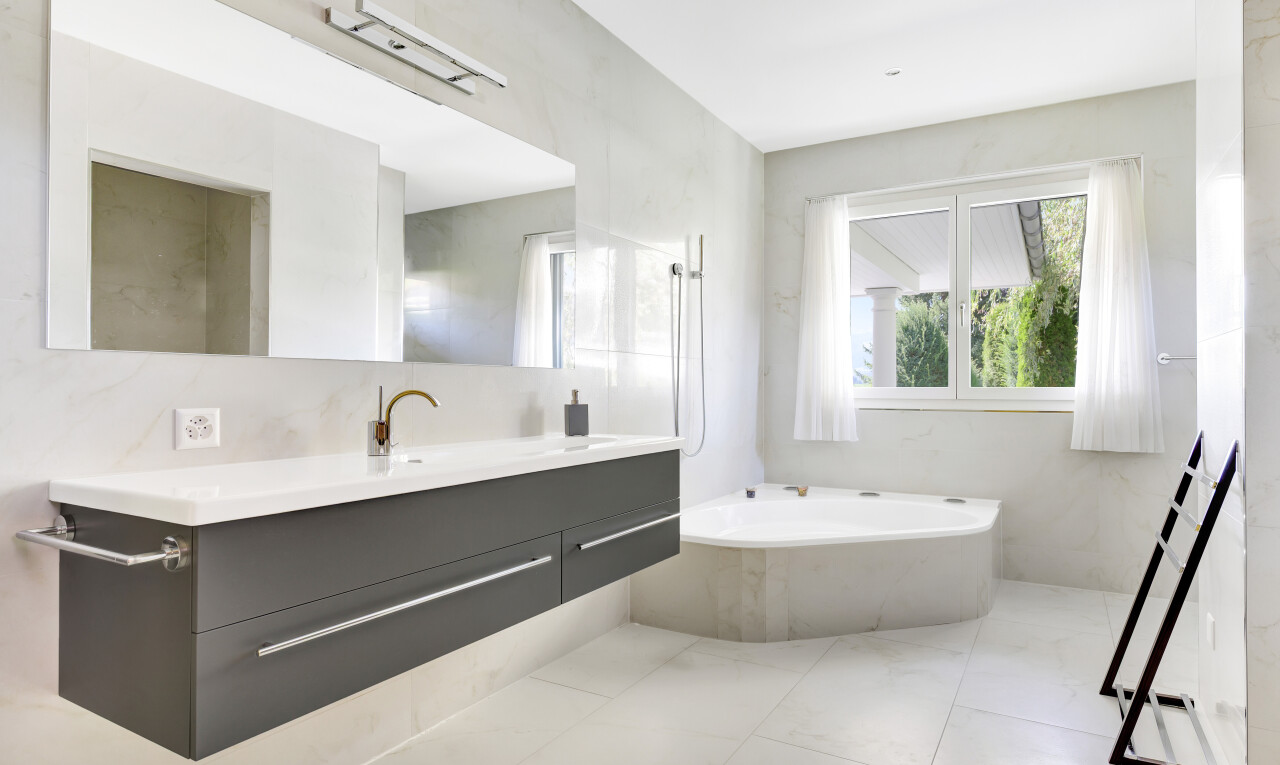 bad mit spiegel, bad, komplettes badezimmer, schminktisch, und inside property