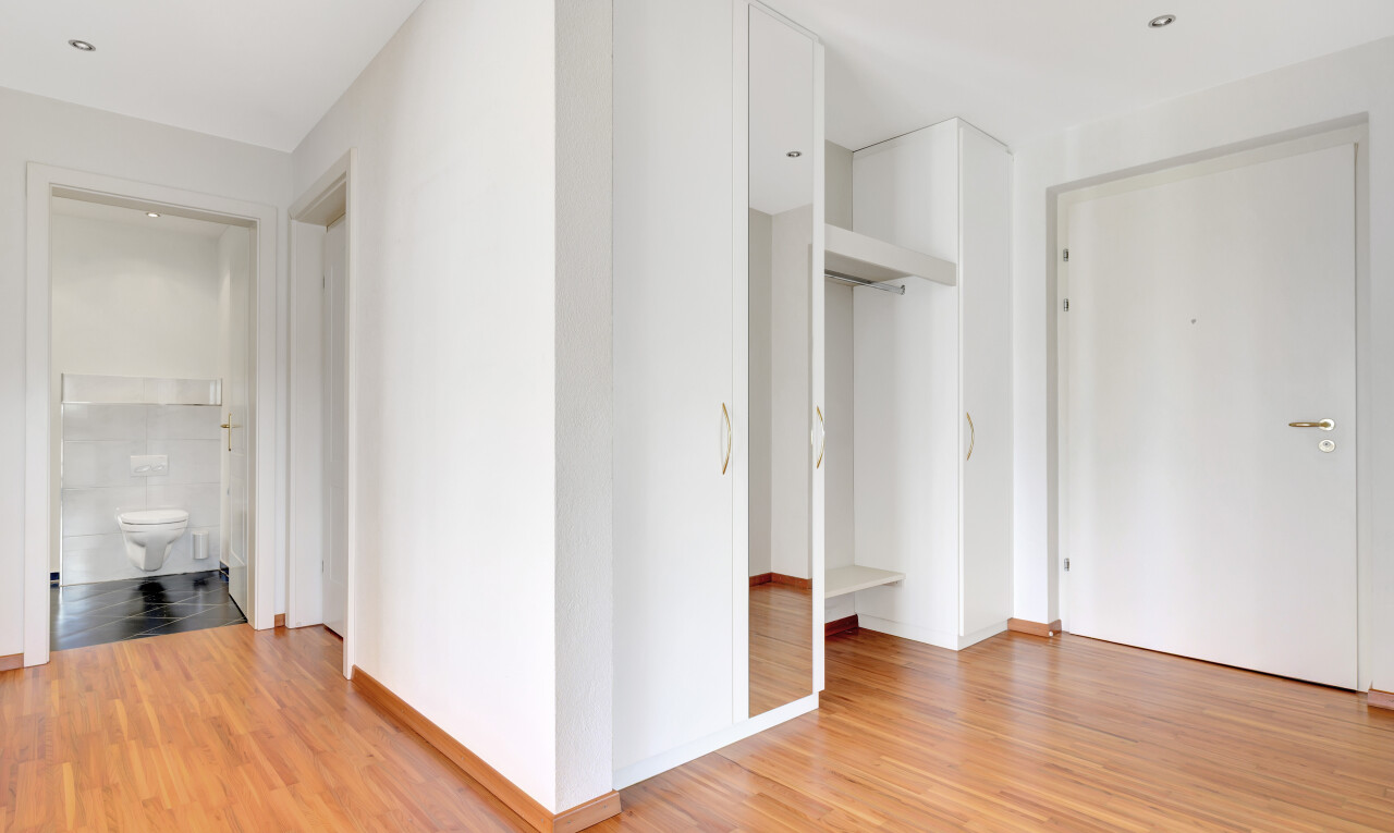 leerer raum mit holzfußboden, wood finish floor, gipskartonwand, drywall, und inside property