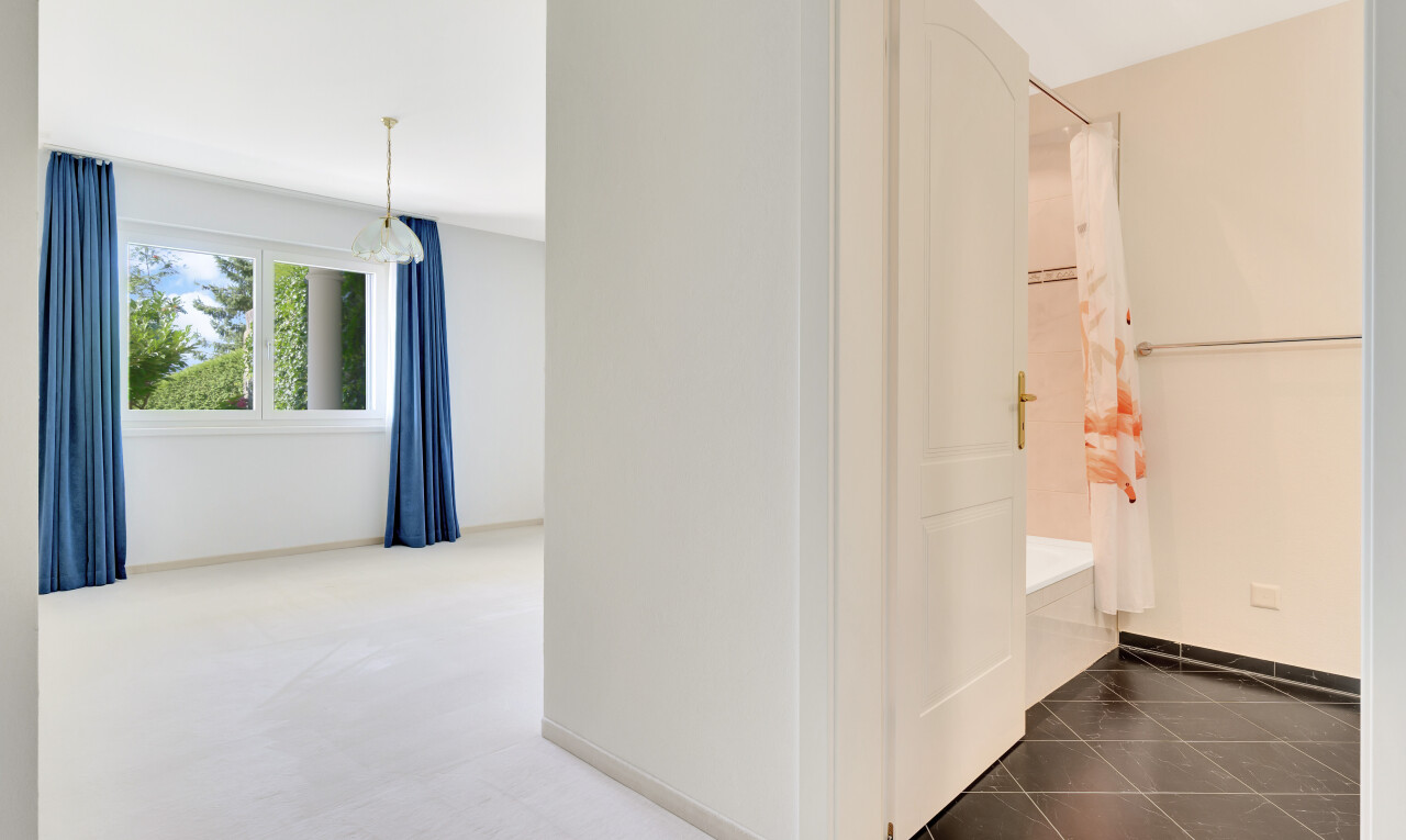 halle / korridor mit natural light, natürliches licht, inside property, drywall, und gipskartonwand