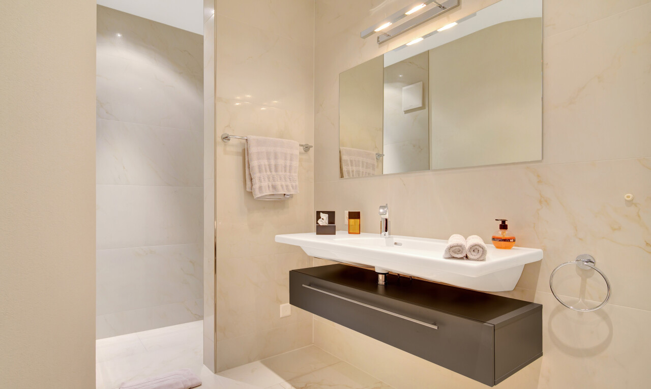 bad mit spiegel, inside property, schminktisch, und waschbecken