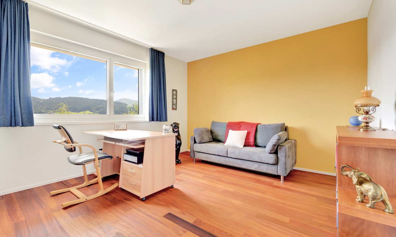 wohn- / esszimmer mit gipskartonwand, drywall, natürliches licht, natural light, und holzfußboden