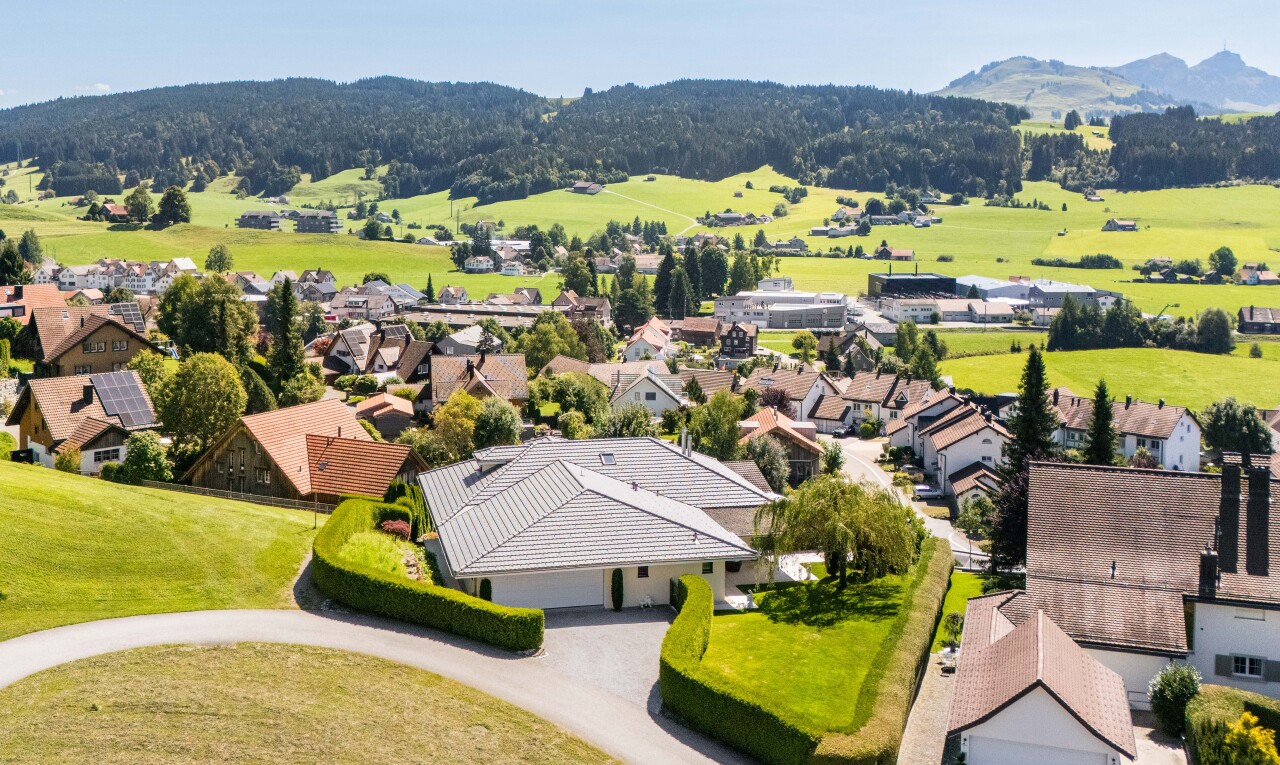 blick auf die berge mit wohngebietblick, residential view, day time, und aerial view
