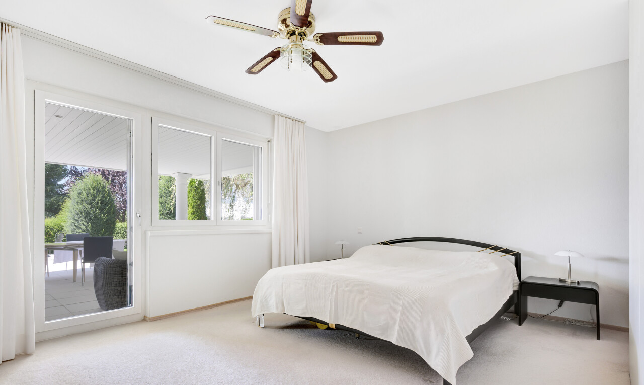 zimmer / schlafzimmer mit gipskartonwand, drywall, teppich, carpet, und natürliches licht