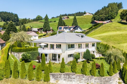 außenansicht mit balkon, day time, property visible, terrasse, und rasen