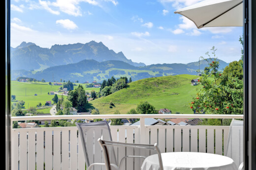 balkon mit mountain view, blick auf die berge, balkon, day time, und from property