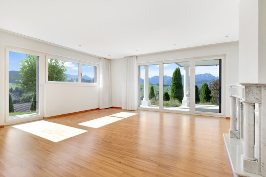 leerer raum mit drywall, gipskartonwand, wood finish floor, holzfußboden, und natural light
