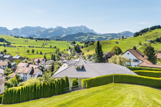 außenansicht mit blick auf die berge, mountain view, day time, rasen, und wohngebietblick