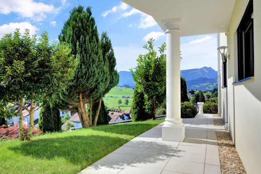 terrasse mit day time, blick auf die berge, mountain view, und rasen