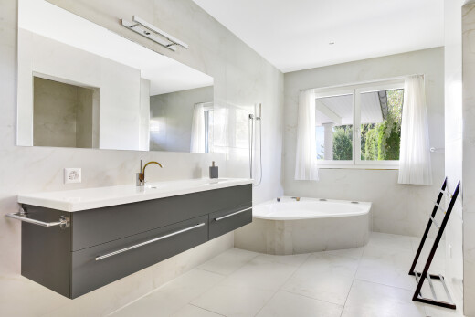 bad mit spiegel, bad, komplettes badezimmer, schminktisch, und inside property