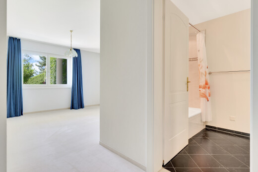 halle / korridor mit natural light, natürliches licht, inside property, drywall, und gipskartonwand
