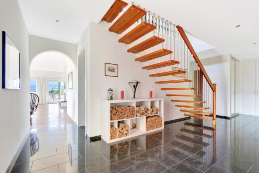 treppe mit gewölbte gehwege, inside property, drywall, gipskartonwand, und natural light
