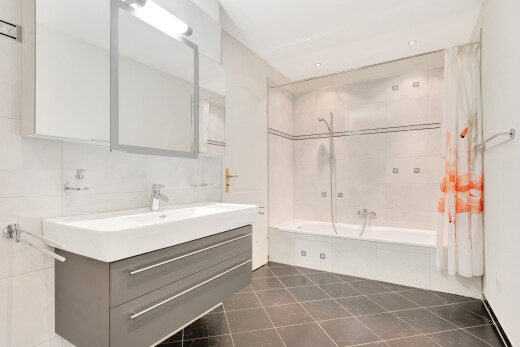 bad mit kombiniertes bad / dusche, spiegel, fliesenboden, tile floor, und inside property