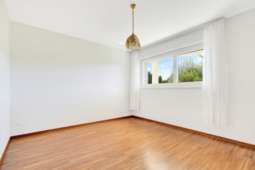 leerer raum mit gipskartonwand, drywall, natürliches licht, natural light, und holzfußboden