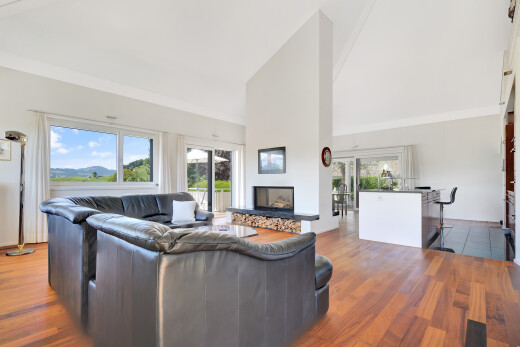 wohnzimmer mit hohe decke, high ceiling, gipskartonwand, drywall, und holzfußboden