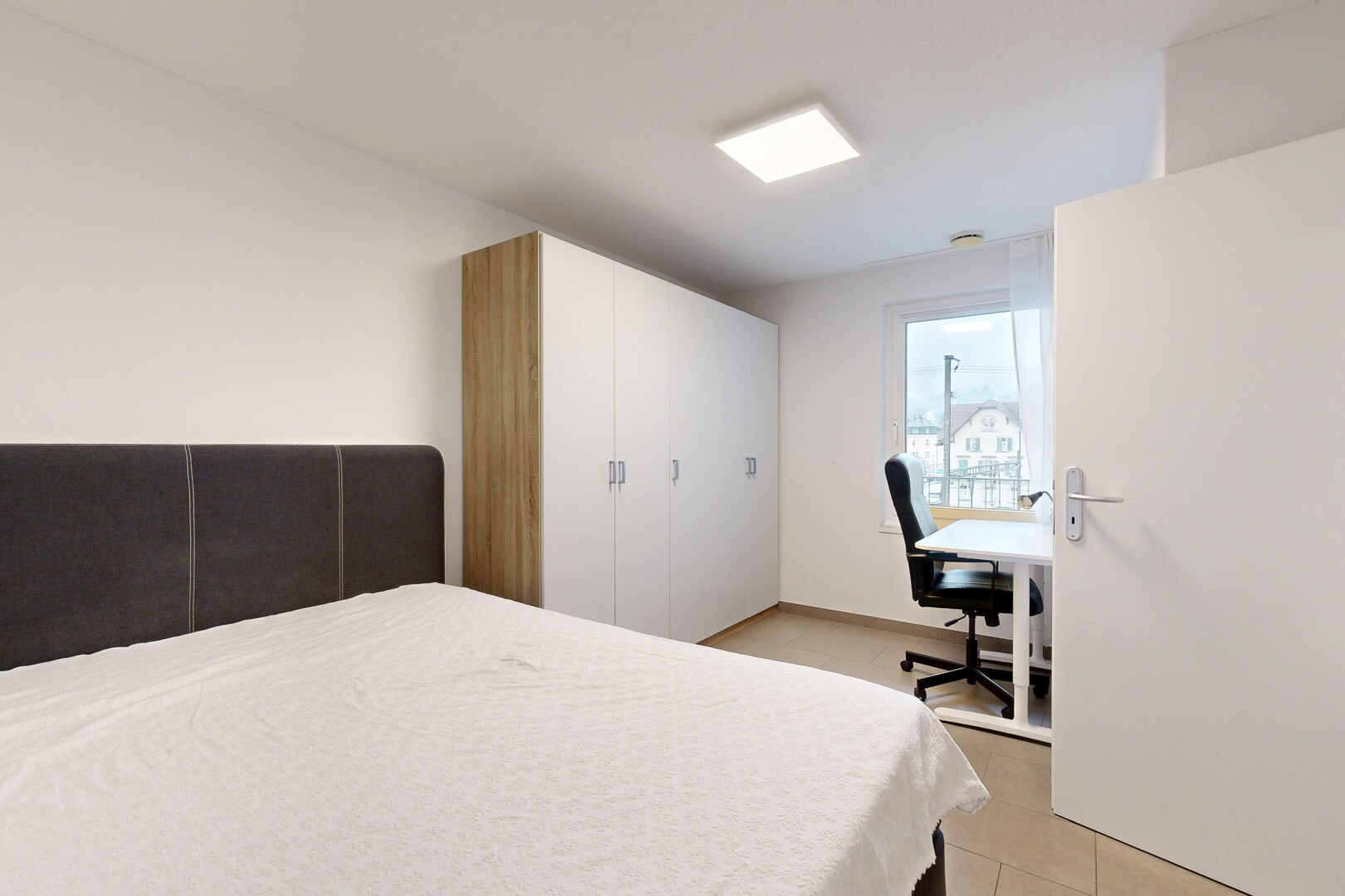 zimmer / schlafzimmer mit drywall, gipskartonwand, inside property, natural light, und natürliches licht
