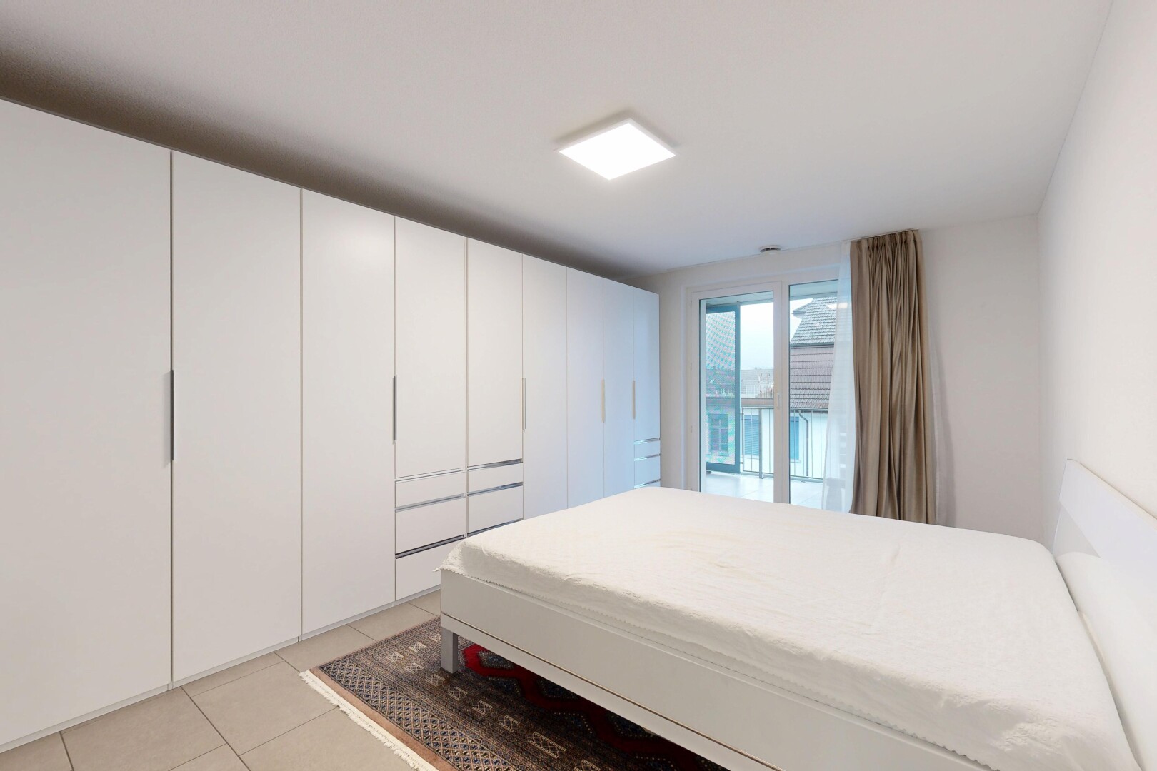 zimmer / schlafzimmer mit inside property, natural light, natürliches licht, tile floor, und fliesenboden