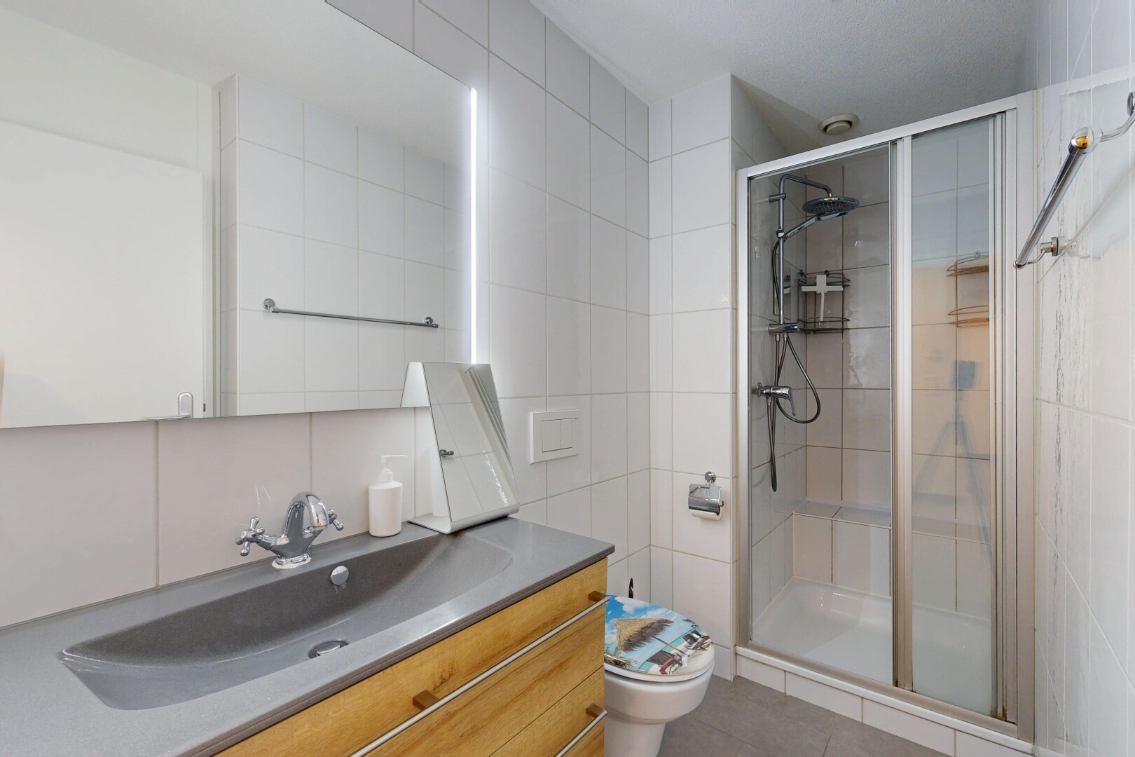 bad mit komplettes badezimmer, dusche, toilette, schminktisch, und tile wall