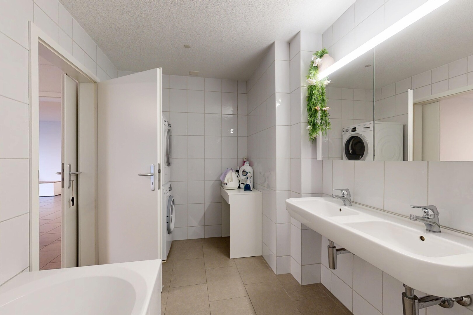 bad mit tile wall, fliesenwand, komplettes badezimmer, spiegel, und inside property