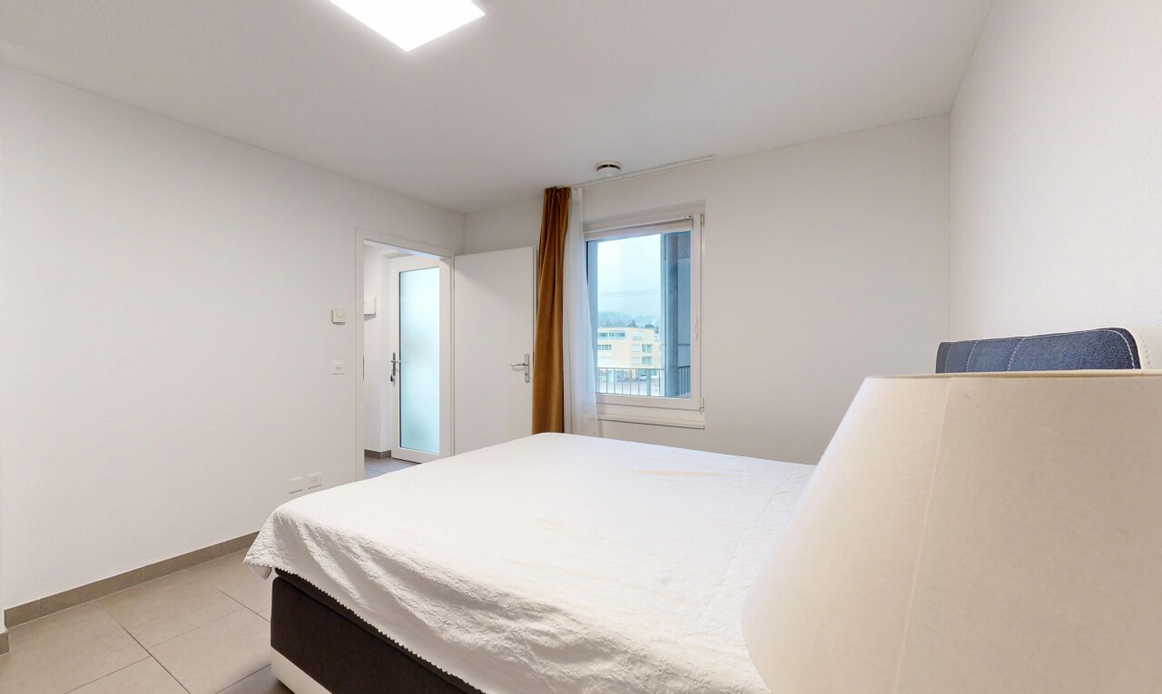 zimmer / schlafzimmer mit drywall, gipskartonwand, natural light, natürliches licht, und inside property