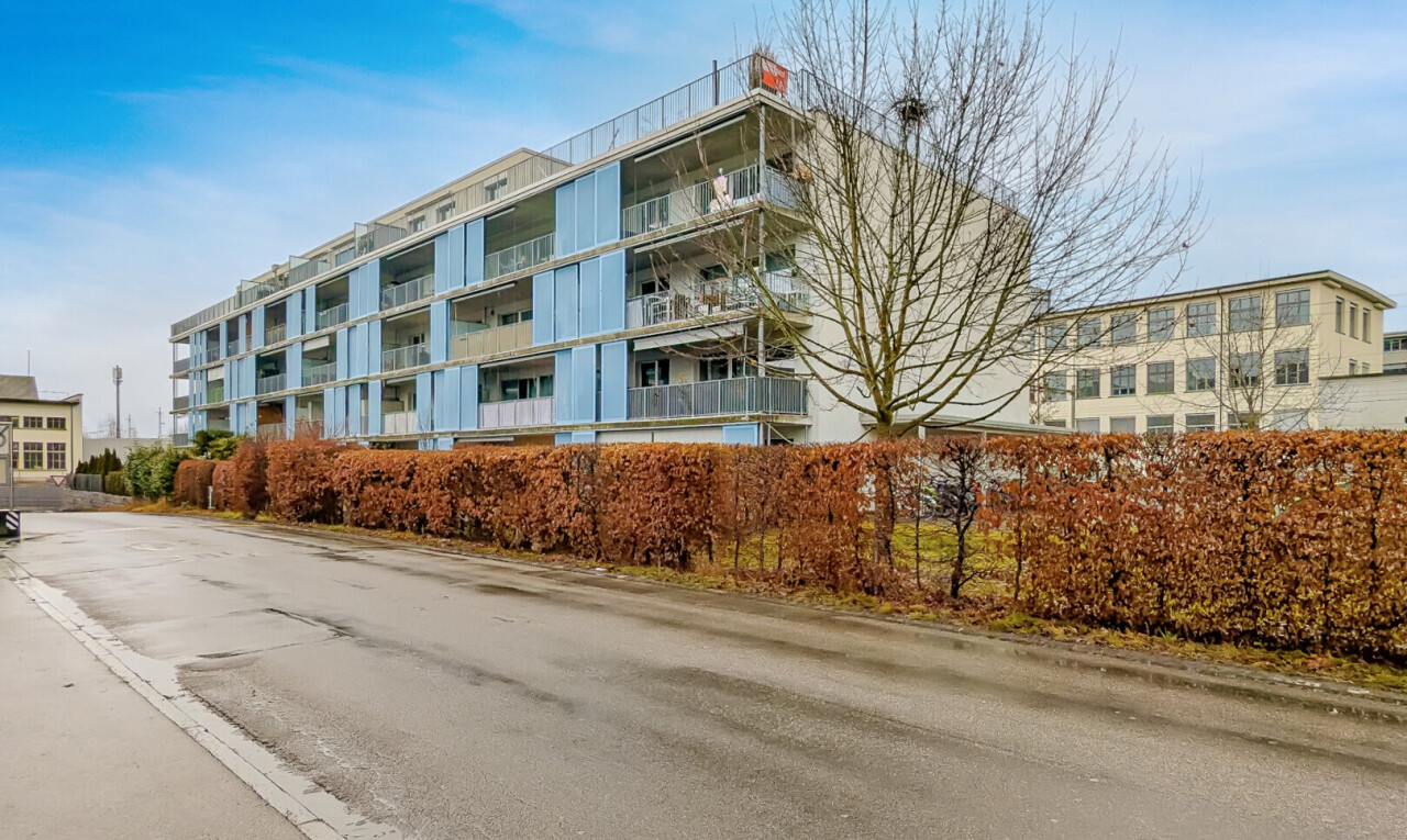 außenansicht mit apartment complex view, blick auf wohnanlage, day time, und from community