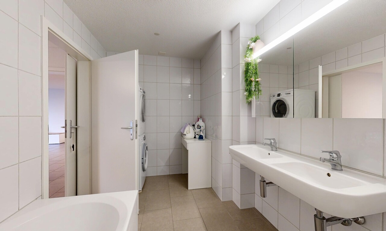 bad mit tile wall, fliesenwand, komplettes badezimmer, spiegel, und inside property