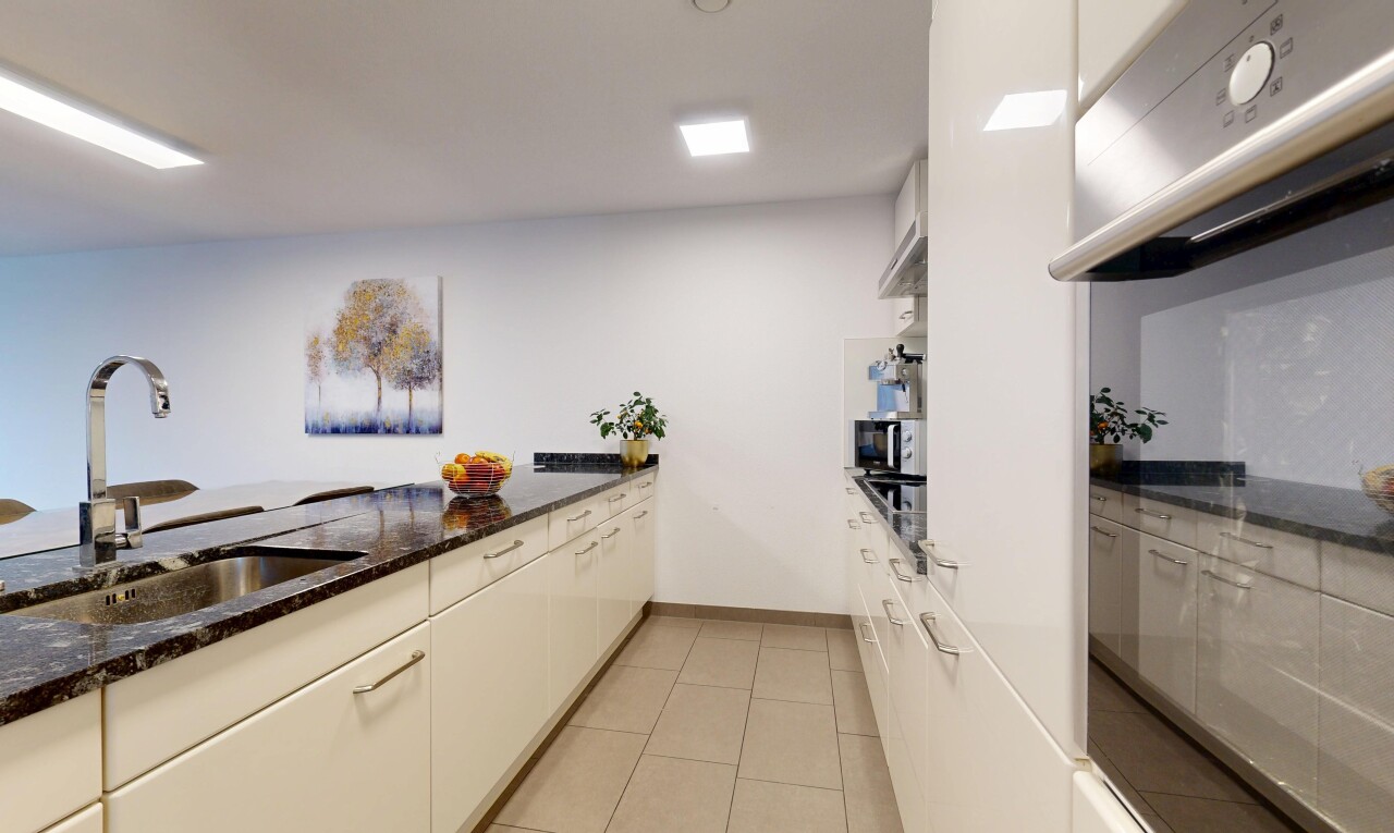 küche mit ofen, stein arbeitsplatten, drywall, gipskartonwand, und waschbecken