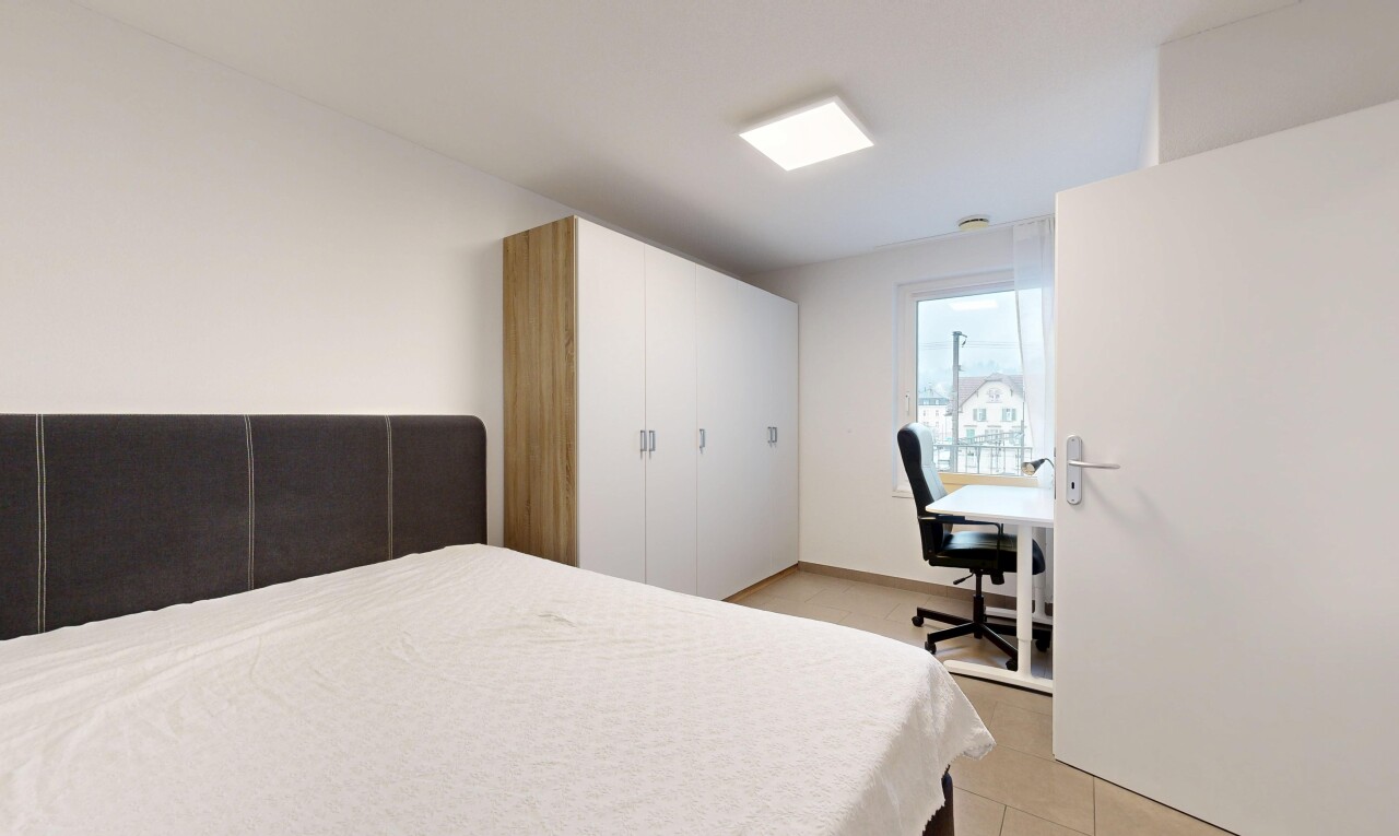 zimmer / schlafzimmer mit drywall, gipskartonwand, inside property, natural light, und natürliches licht