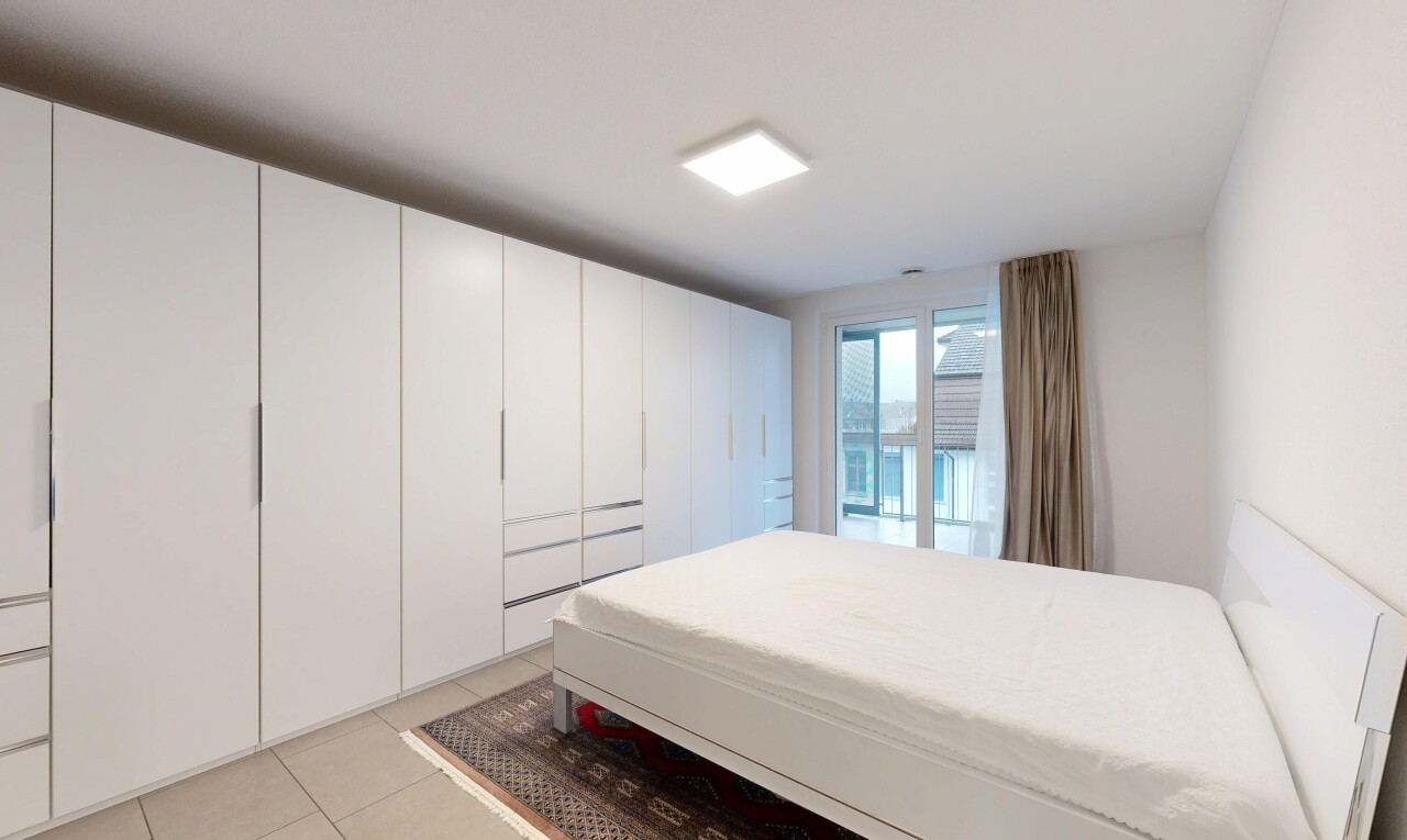 zimmer / schlafzimmer mit inside property, natural light, natürliches licht, tile floor, und fliesenboden
