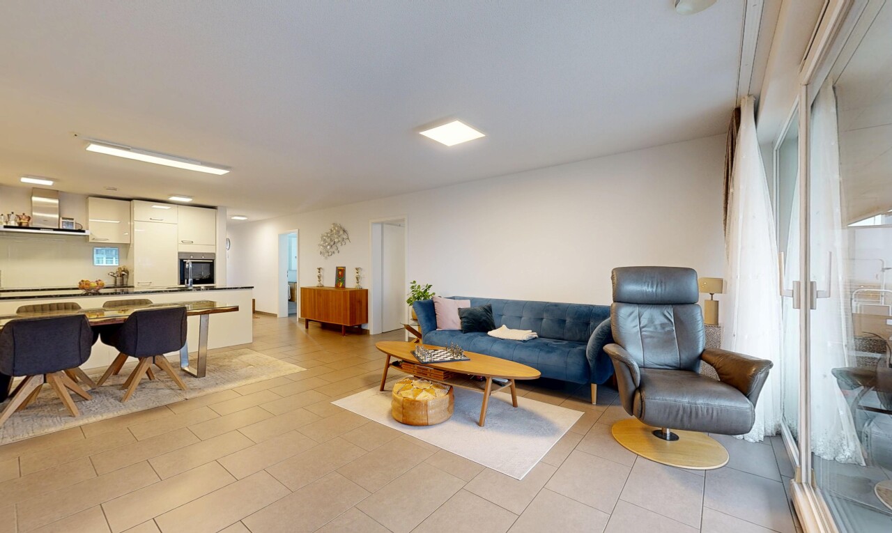 wohn- / esszimmer mit inside property, drywall, gipskartonwand, natural light, und natürliches licht