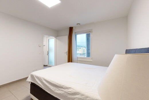 chambre avec drywall, cloison sèche, natural light, lumière naturelle, et inside property