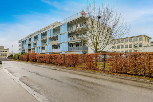 extérieur du bâtiment avec apartment complex view, vue sur le complexe d'appartements, day time, et from community