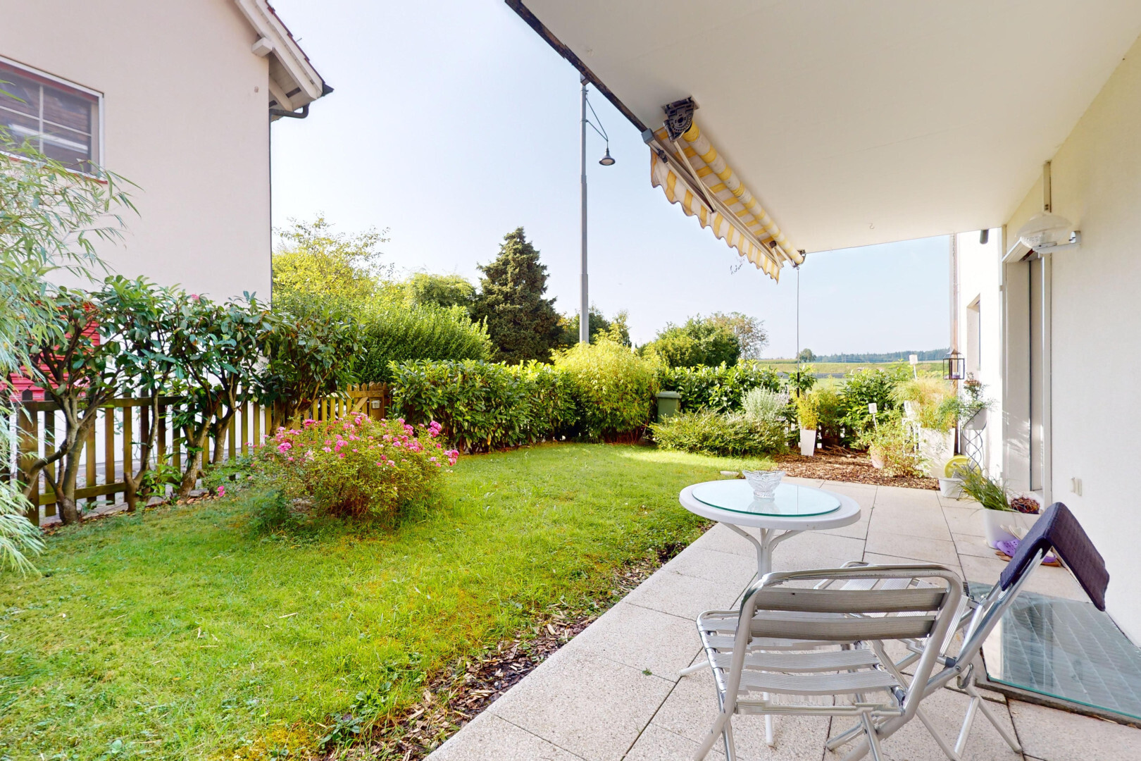 garten mit terrasse, rasen, from property, zaun, und markise