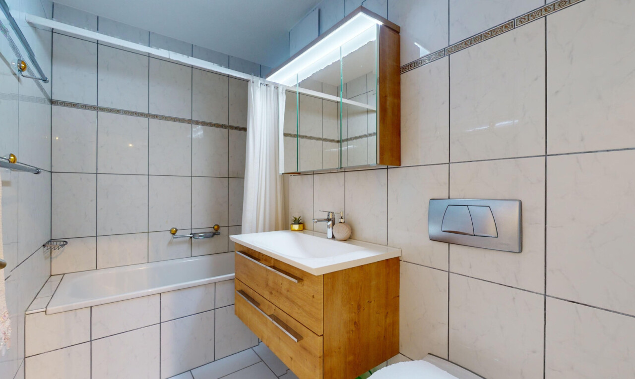 bad mit fliesenwand, tile wall, spiegel, komplettes badezimmer, und schminktisch