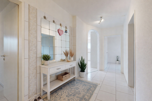 couloir avec passages en arc, light floor, inside property, sol en carrelage, et tile floor