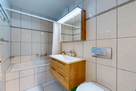 salle de bains avec mur en carrelage, tile wall, miroir, salle de bain complète, et lavabo (ou coiffeuse selon le contexte)