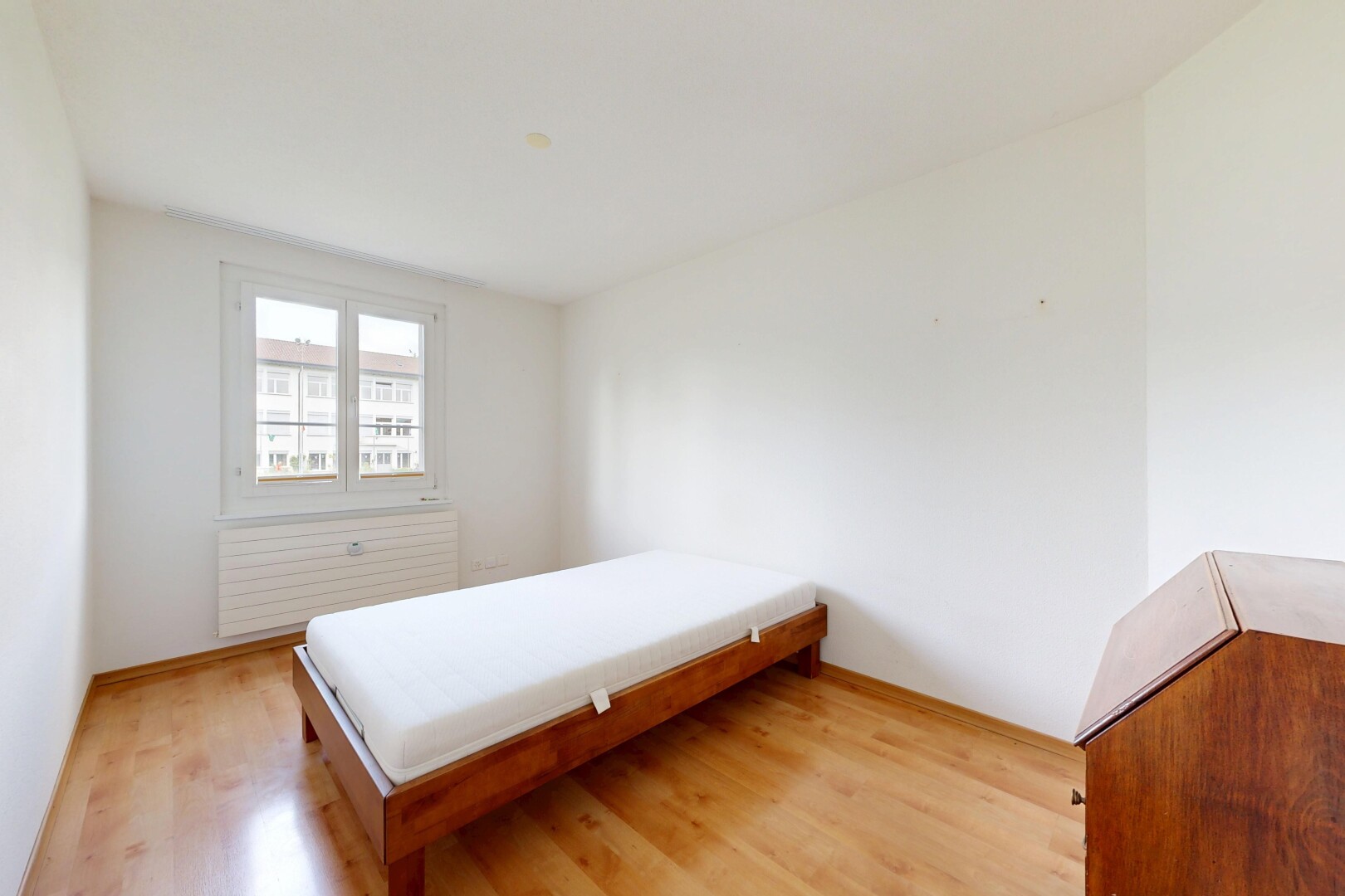 zimmer / schlafzimmer mit light floor, holzfußboden, wood finish floor, natürliches licht, und natural light