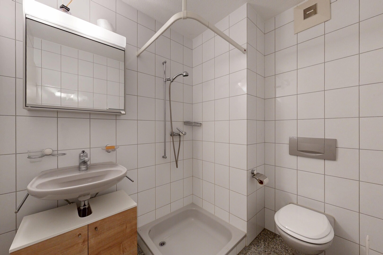 bad mit fliesenwand, tile wall, spiegel, dusche, und toilette