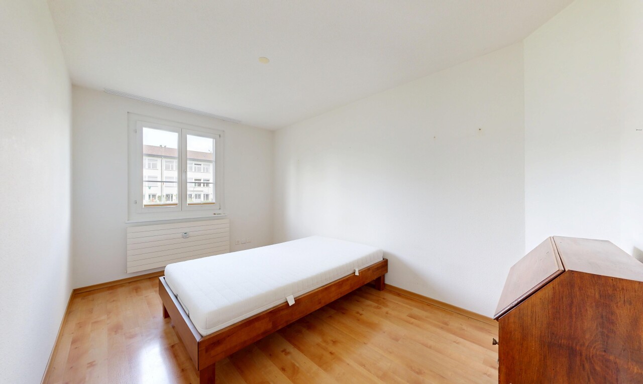 zimmer / schlafzimmer mit light floor, holzfußboden, wood finish floor, natürliches licht, und natural light