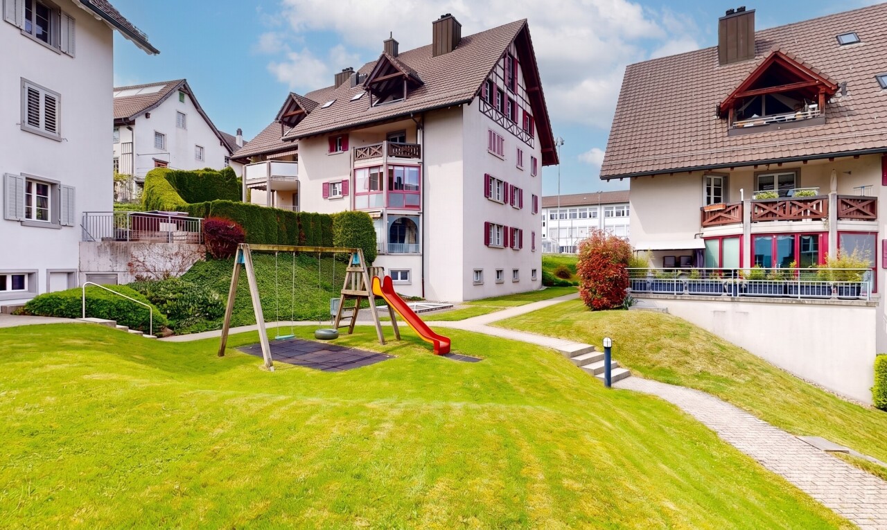 außenansicht mit schornstein, day time, spielplatz, rasen, und stuckverkleidung