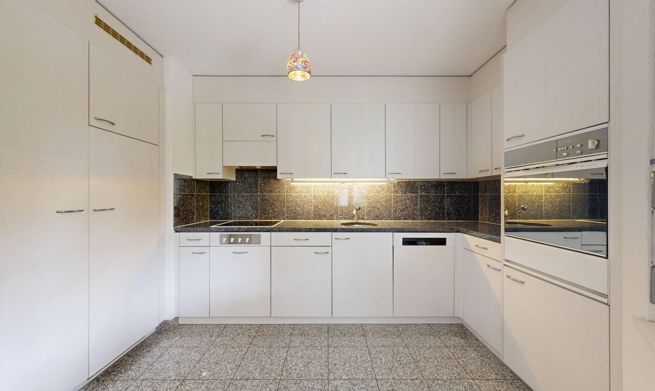 küche mit dark countertops, küchenrückwand beim herd, küchenrückwand beim Herd, ofen, und granite tile