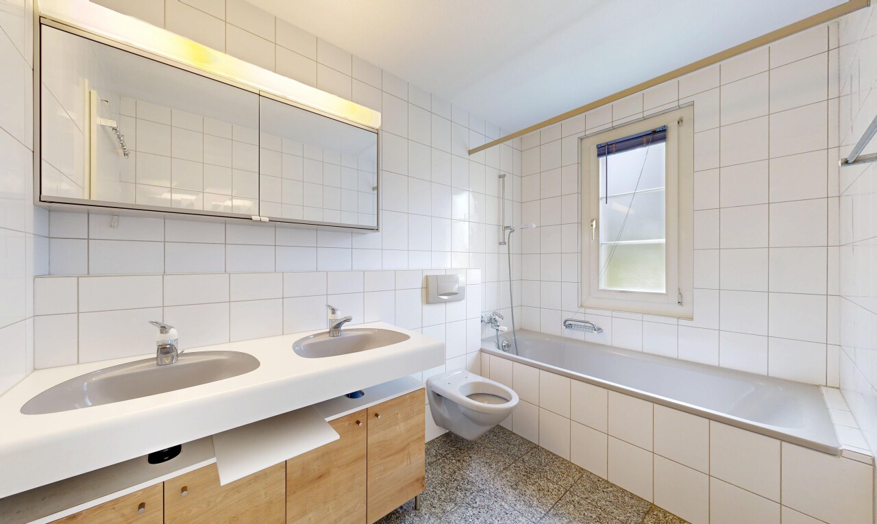 bad mit komplettes badezimmer, spiegel, kombiniertes bad / dusche, doppelwaschtisch, und toilette