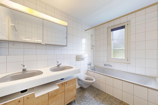 bad mit komplettes badezimmer, spiegel, kombiniertes bad / dusche, doppelwaschtisch, und toilette