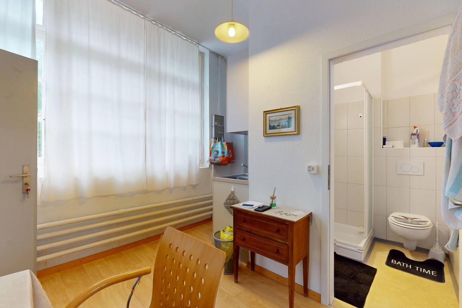 chambre avec lumière naturelle, natural light, inside property, sol en finition bois, et wood finish floor