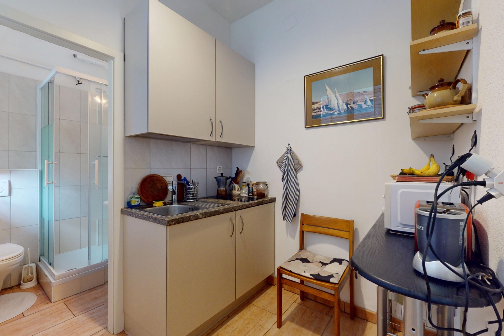 cuisine avec inside property, dosseret, backsplash, micro-ondes, et évier