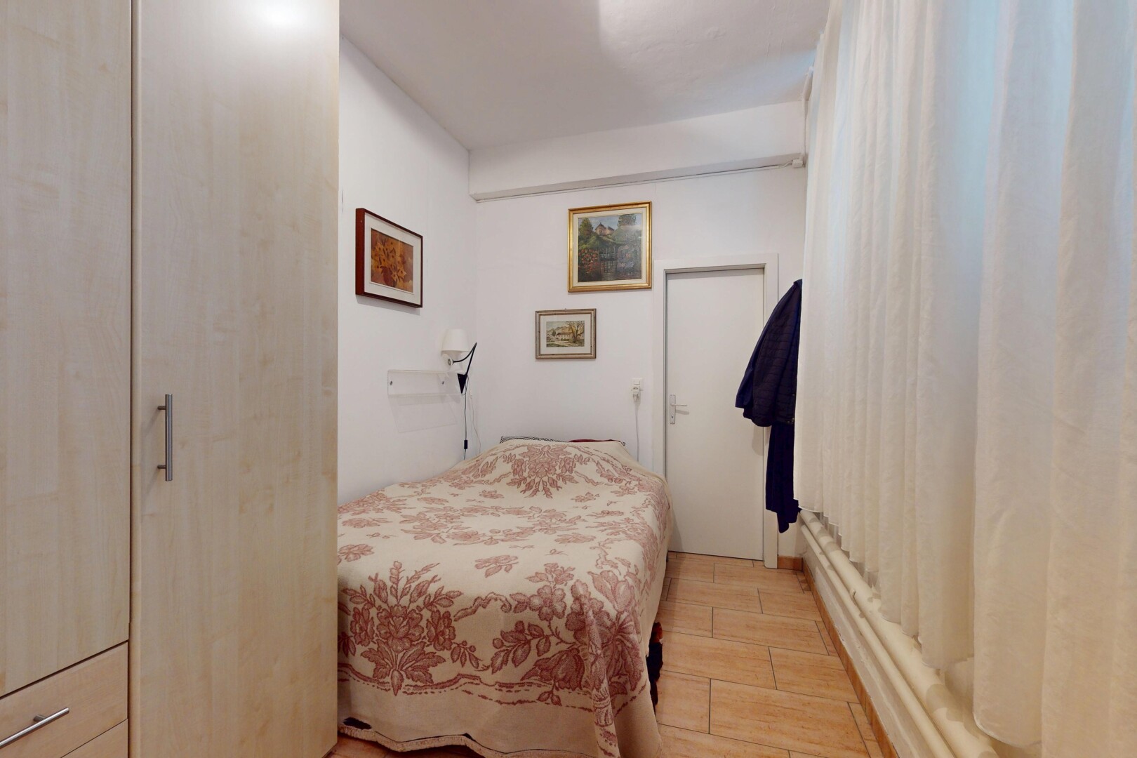 chambre avec inside property, drywall, cloison sèche, wood finish floor, et sol en finition bois