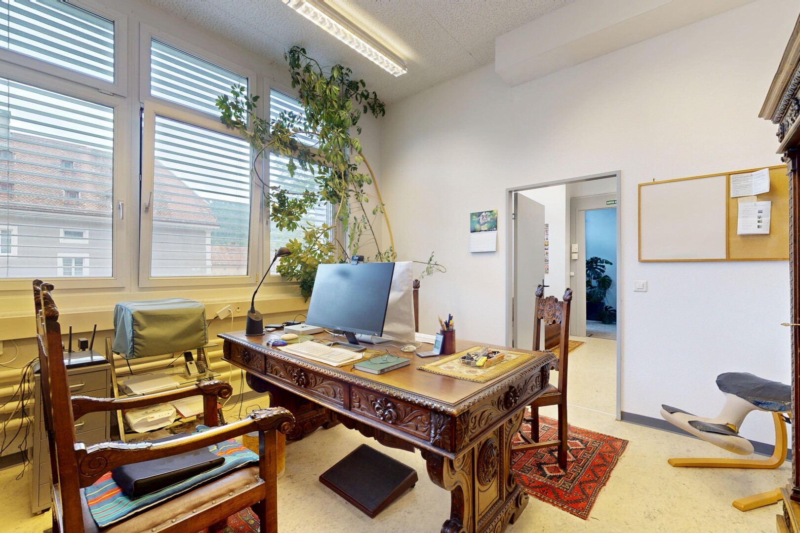 bureau avec drywall, cloison sèche, espace bureau, inside property, et natural light