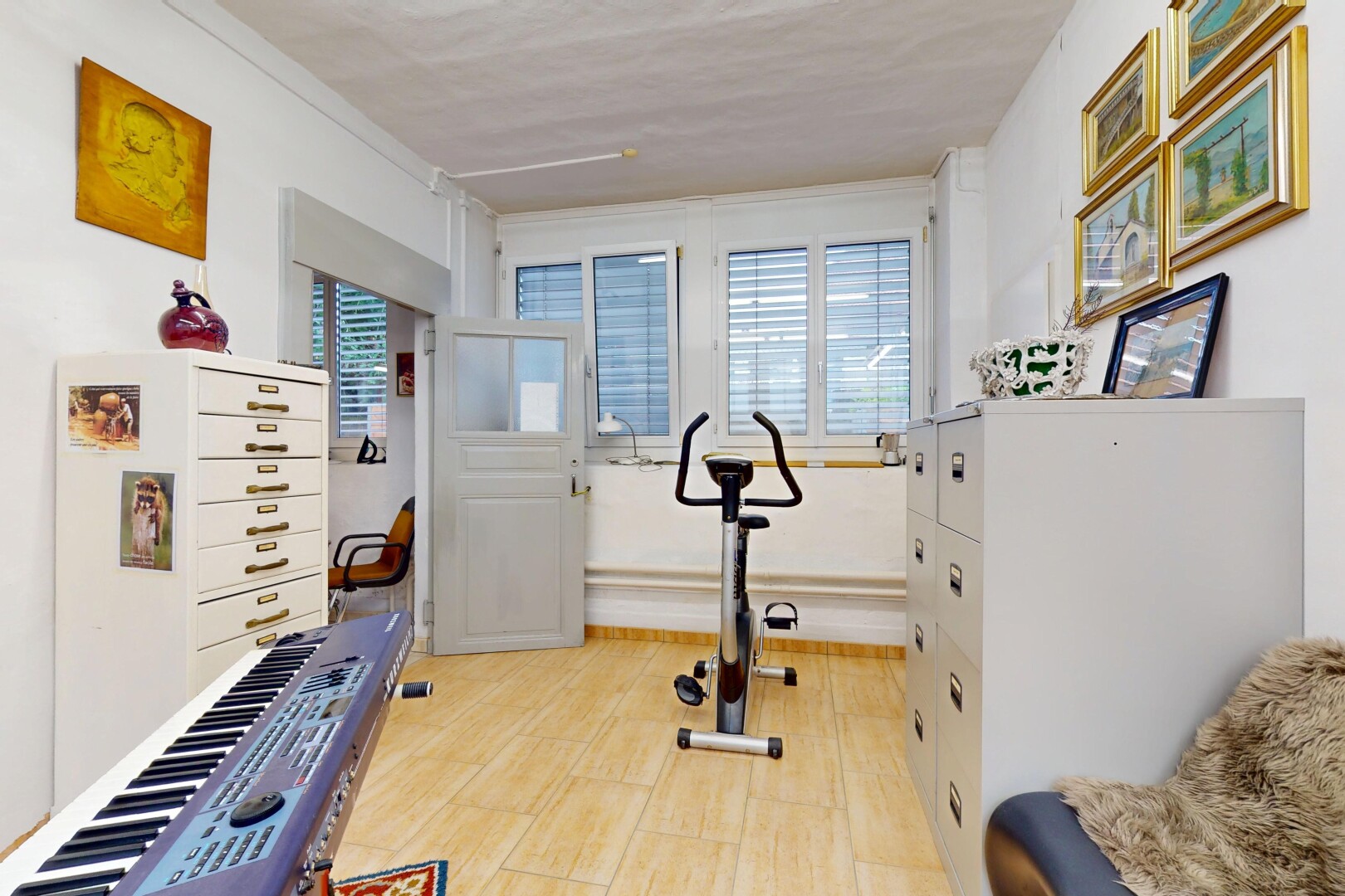 gym avec cloison sèche, drywall, inside property, lumière naturelle, et natural light