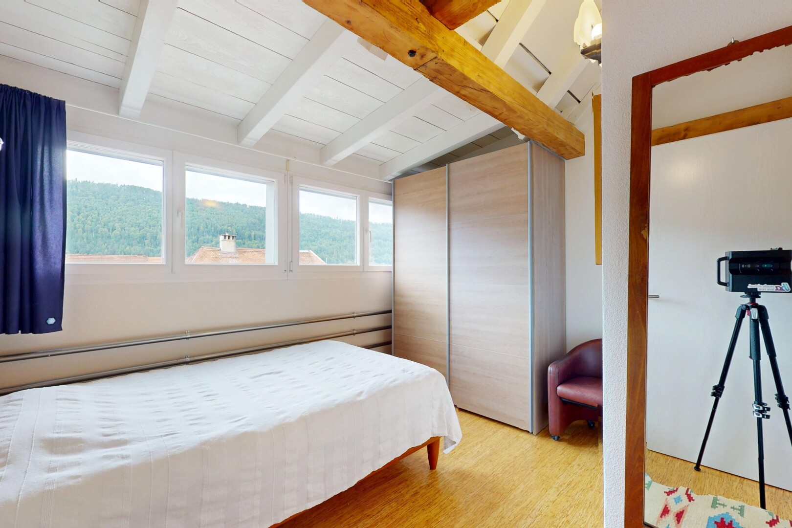 chambre avec inside property, radiateur à plinthe, plafond à poutres, sol en finition bois, et wood finish floor