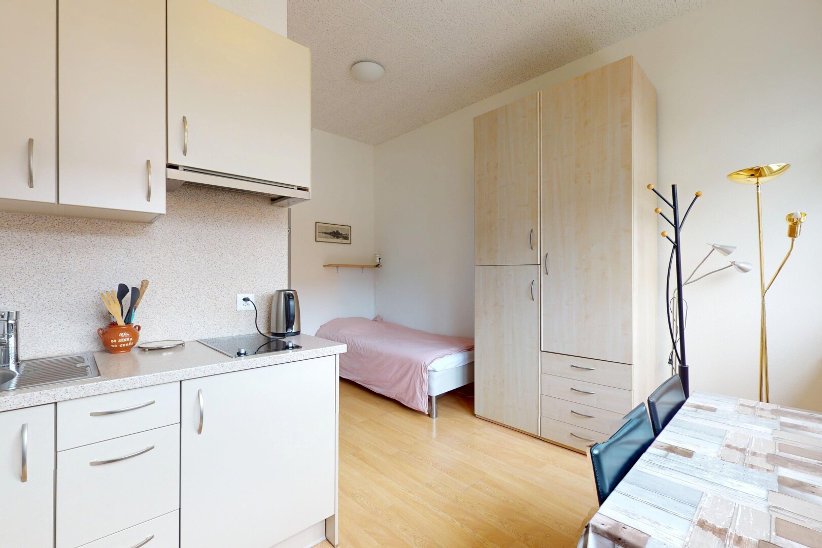 cuisine avec plans de travail, wood finish floor, sol en finition bois, inside property, et backsplash
